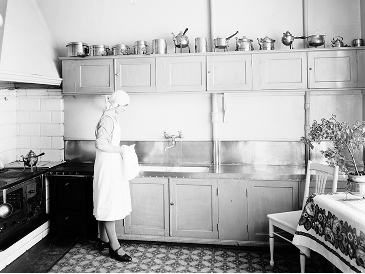 KÖKETS HISTORIA kvinna i kök