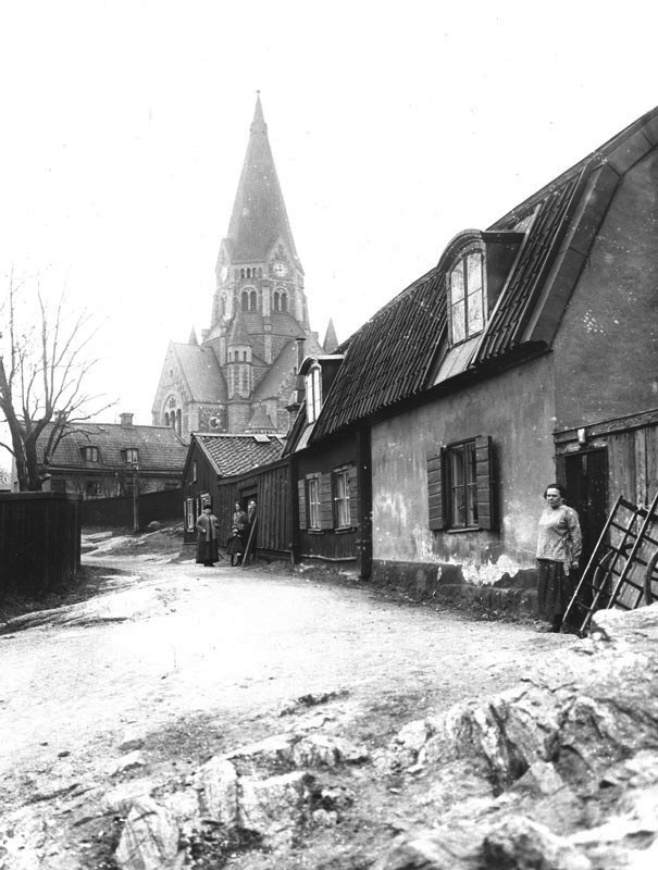 FOTOGRAFI
Bergsprängargränd sedd österut. I fonden Sofia kyrka.   1907-1910
FOTOGRAF: Okänd. 
BILDNUMMER: Fa 50831
Stadsmuseet i Stockholm
