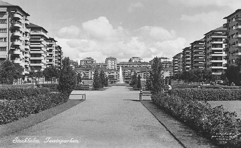 FOTOGRAFI
Tessinparken sedd mot nordost. Nybyggda hus i Gärdesstaden.   1939-1939
FOTOGRAF: Olsen, Harald. 
BILDNUMMER: Fa 50740
Stadsmuseet i Stockholm